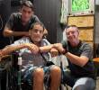 En la imagen, Gabriel en su nueva silla de ruedas junto con su hijo Alejandro y Santiago Jaramillo, director de la Fundación Un Viejo Favor. FOTO Cortesía.