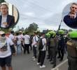 El altercado se habría originado por un mural que varias personas hicieron al frente de la propiedad del expresidente, alusiva a los falsos positivos. Imágenes tomadas de redes sociales y de EL COLOMBIANO.
