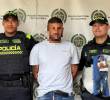 Los dos capturados tras la persecución en Medellín. Uno de ellos quedó lesionado por la caída en la moto. FOTOS Alcaldía de Medellín.