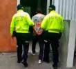 Momento de la captura del hoy procesado por acceso carnal violento agravado y violencia intrafamiliar agravada. Imagen tomada de video de Policía.