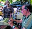 A sus 70 años, Pedro Baena sigue trabajando en el mismo punto que lo vio llegar hace más de dos décadas, y a pesar de que su clientela ha disminuido, a su trabajo siempre le da el mismo valor. FOTO Julio Herrera.