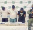 Los tres hombres capturados junto a los elementos que les fueron incautados mientras se encontraban en una finca en Sopetrán. FOTO Policía Metropolitana.