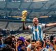 El futbolista argentino Lionel Andrés Messi levantó el trofeo de campeón del Mundial de Qatar en 2022. Foto: Juan Antonio Sánchez