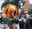 Linda Calle, personaje de Emvarias, en medio de una de sus actividades en la ciudad de Medellín. FOTO Emvarias.