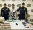 El capturado en Barrio Antioquia junto con la marihuana que fue incautada en la propiedad que servía como acopio ilegal. FOTO Policía Metropolitana.