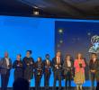 El docente Alexánder Echeverri, a la izquierda de la señora con blusa rosa, recibiendo el premio en Londres en el Global Schools Prize 2026. FOTO Cortesía