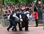 La Policía Metropolitana de Londres informó que los agentes tuvieron que efectuar varias detenciones a un grupo de personas que intentó introducirse en la ruta ceremonial justo antes de que arrancara el desfile.