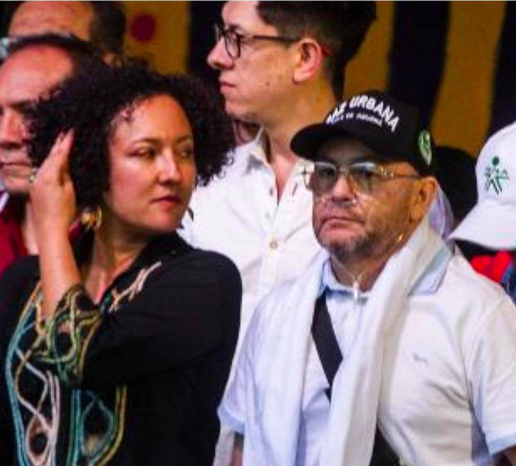 Isabel Zuleta junto a José Leonardo Muñoz Martínez, alias Douglas, durante el ‘tarimazo’ en La Alpujarra, en Medellín. FOTO: EL COLOMBIANO