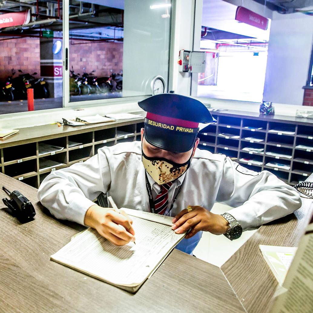 El sector de la vigilancia privada genera cerca de 387.000 empleos formales y advierte que el alza de costos podría afectar la contratación y la cobertura de servicios. FOTO: JUAN ANTONIO SÁNCHEZ