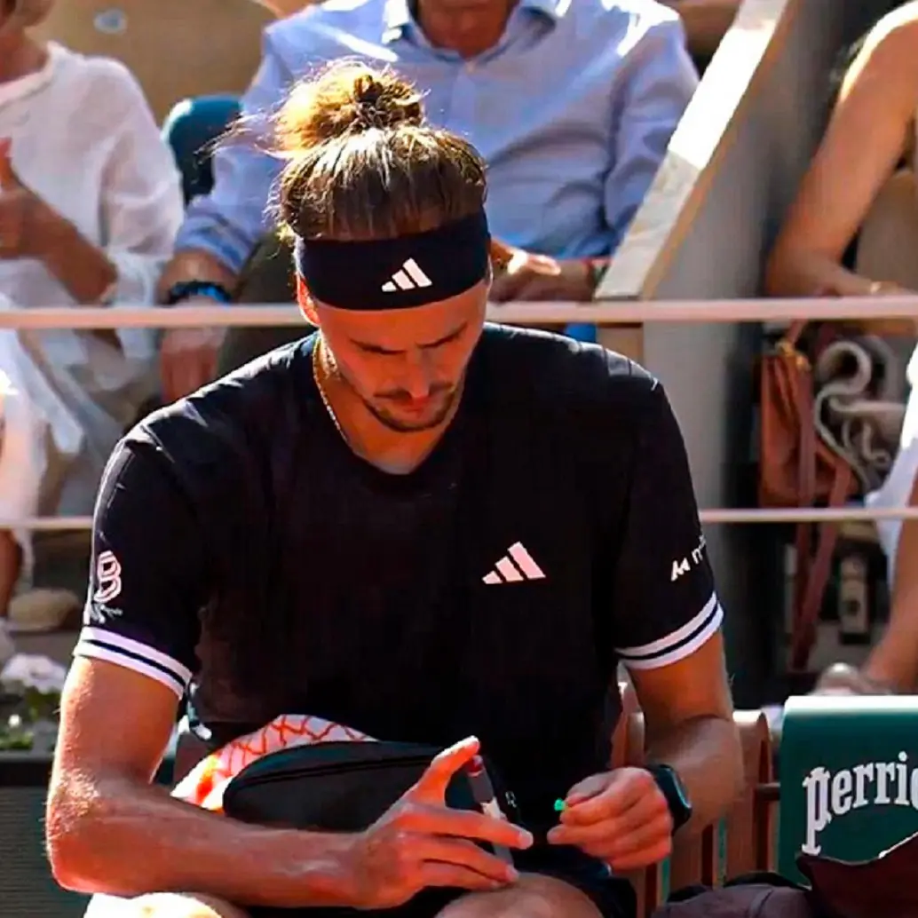 Zverev se aplica insulina durante un cambio de lado. El alemán, diagnosticado con diabetes tipo 1 a los tres años, visibiliza su condición para inspirar a niños con la misma enfermedad. FOTO Instagram golesendir