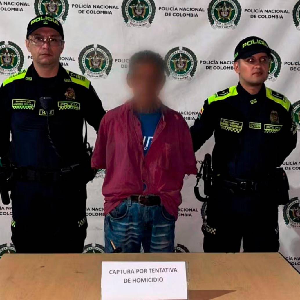 Este hombre fue capturado al ser señalado de prenderle fuego al cambuche donde estaba una mujer en el Barrio Antioquia. FOTO: Cortesía Policía Metropolitana