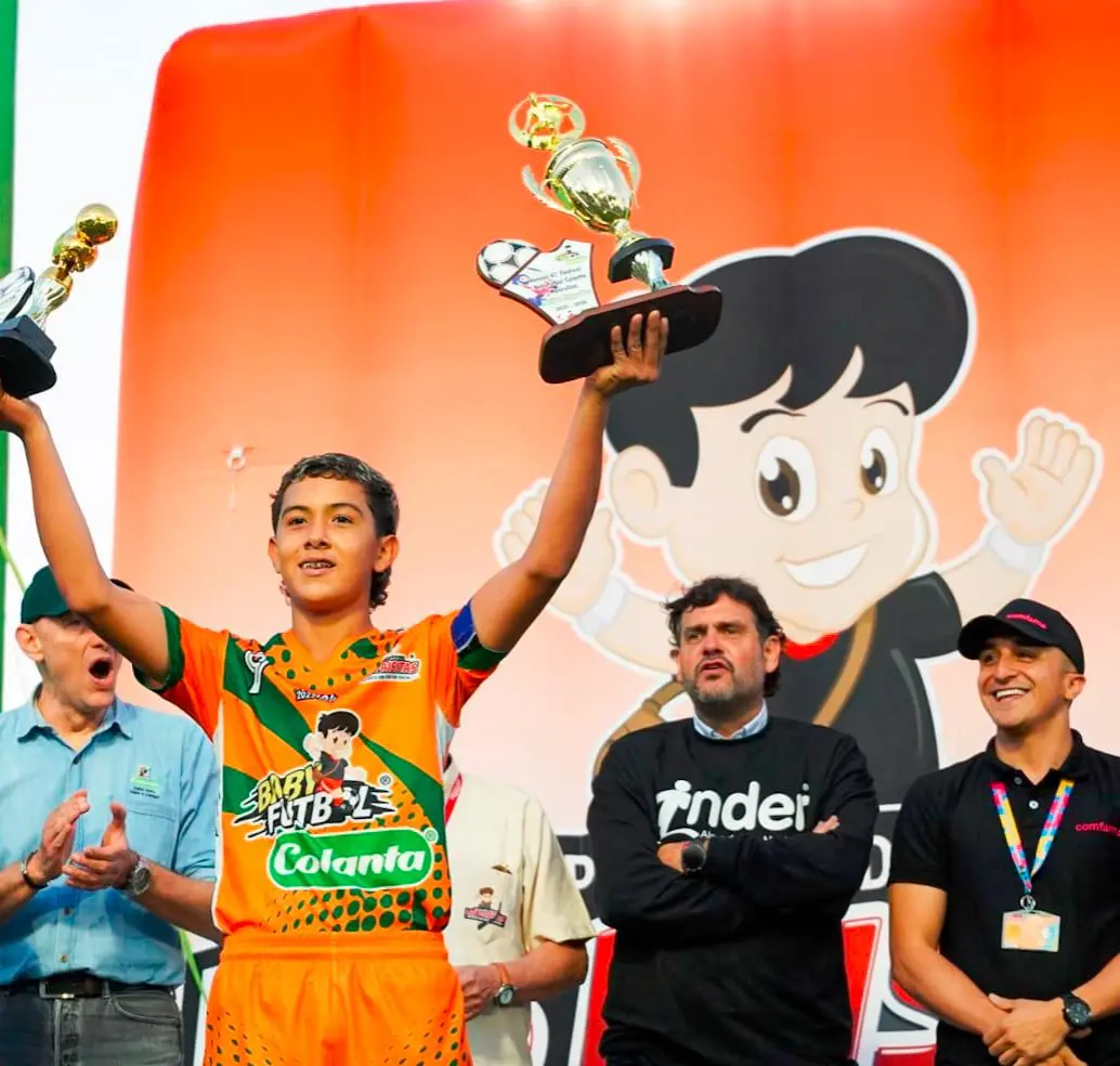 Camilo Falcao Botello, goleador del Babyfútbol, elegido el mejor jugador del torneo y campeón con Arauca. <span class="mln_uppercase_mln">FOTO</span> <b><span class="mln_uppercase_mln">Cortesía los paisitas</span></b>