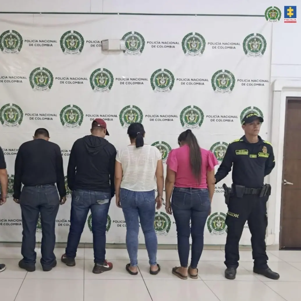 Cinco de los capturados de espaldas frente al registro. FOTO: CORTESÍA