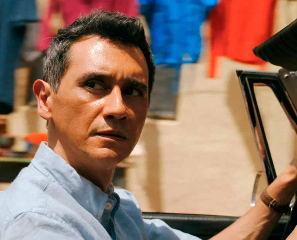 Carlos Manuel Vesga interpreta a Manousos Oviedo en <i>Pluribus</i>. FOTO: Apple TV