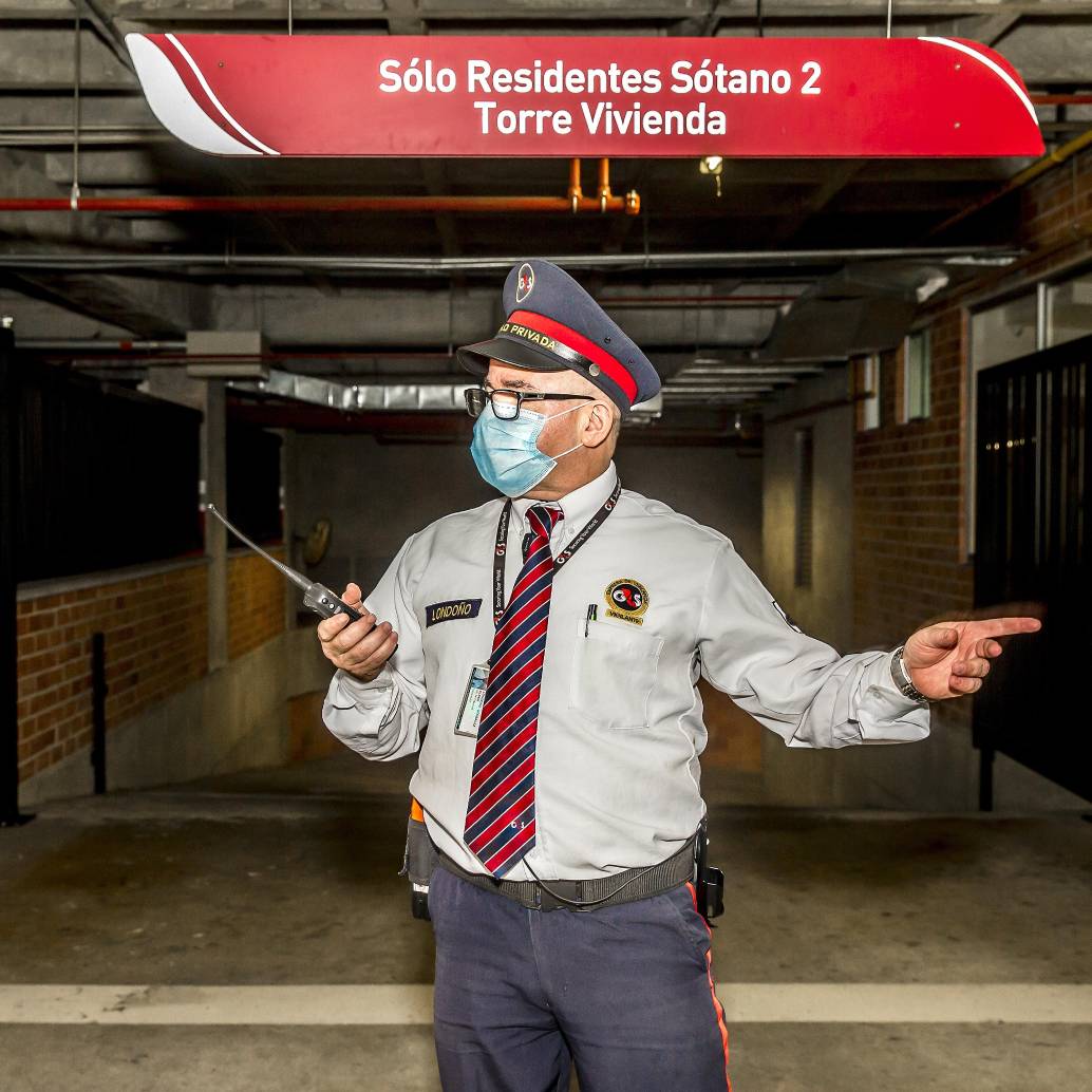 En Colombia existen alrededor de 1.500 empresas de vigilancia que generan cerca de 387.000 empleos directos, de los cuales 348.300 son vigilantes y celadores operativos. Foto: Juan Antonio Sánchez 