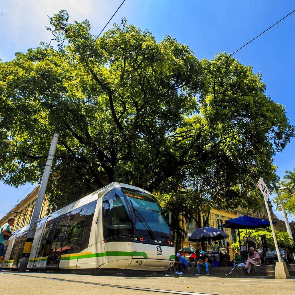 Tranvía de Ayacucho pasando por el Paraninfo del Parque San Ignacio. Foto: Andrés Camilo Suárez Echeverry