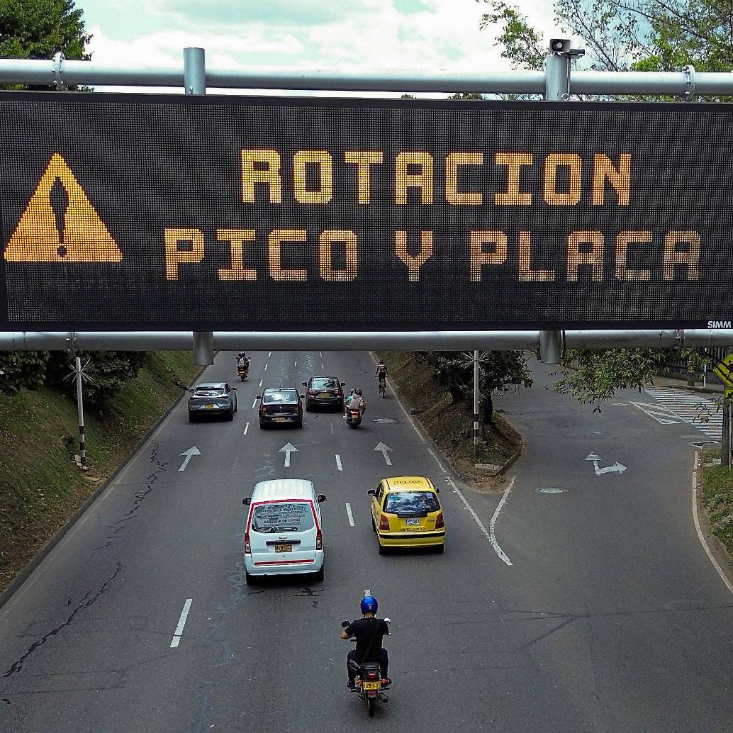 Tenga en cuenta que, partir de este lunes 2 de febrero de 2026, cambia la rotación del Pico y Placa para el primer semestre, en Medellín y toda el área metropolitana. FOTO: Manuel Saldarriaga