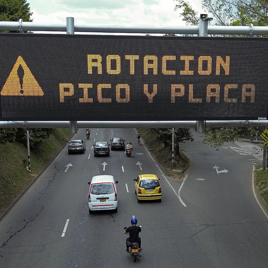 La medida del pico y placa en Medellín y el Valle de Aburrá volverá este lunes con sanciones para quienes circulen sin poder hacerlo. FOTO: <b>MANUEL SALDARRIAGA</b>