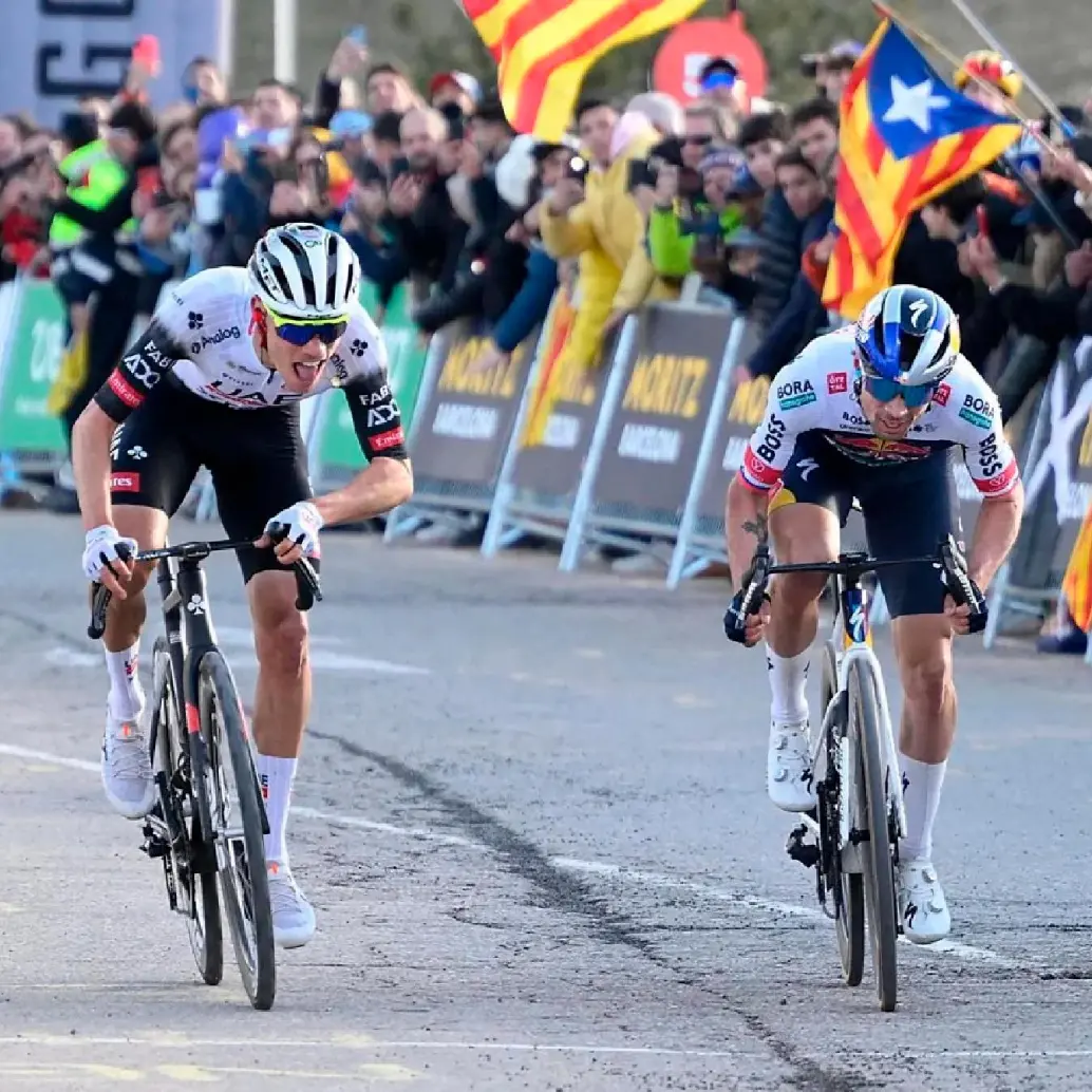 Primoz Roglic (derecha) es el actual campeón de la Vuelta a España, mientras que Juan Ayuso llega en buena forma. Este año ya ganó la Drôme Classic, el Trofeo Laigueglia y la Tirreno-Adriático. FOTO AFP