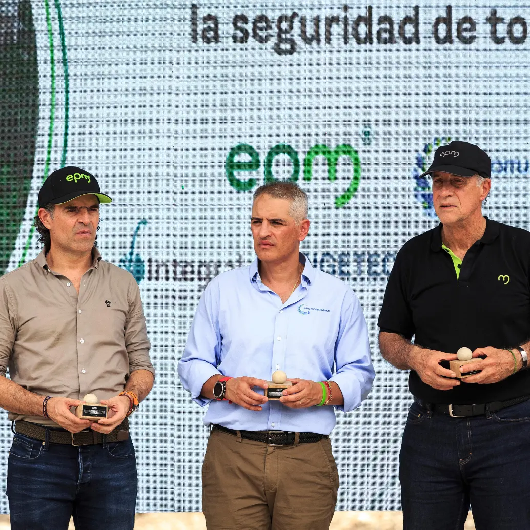 El alcalde de Medellín, Federico Gutiérrez (izquierda); el gobernador de Antioquia, Andrés Julián Rendón (centro) y el gerente de EPM, Jhon Maya Salazar durante un evento en Hidroituango en 2024. FOTO: CAMILO SUÁREZ ECHEVERRY