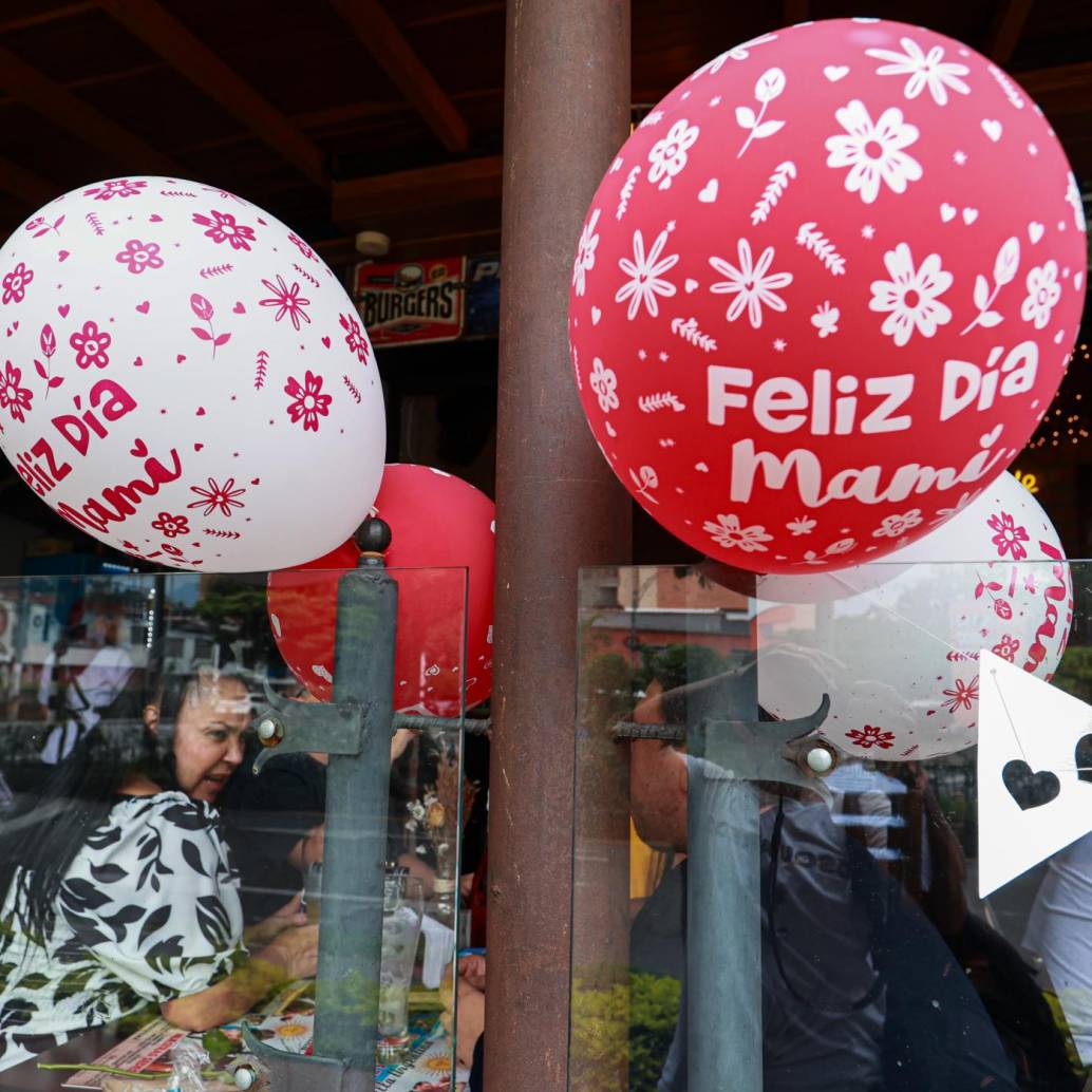 Este domingo 14 de mayo, Colombia se vistió de fiesta para celebrar el Día de las Madres, una fecha especial para honrar a las mujeres que con amor y dedicación entregan todo por sus hijos. Foto: Manuel Saldarriaga Quintero.