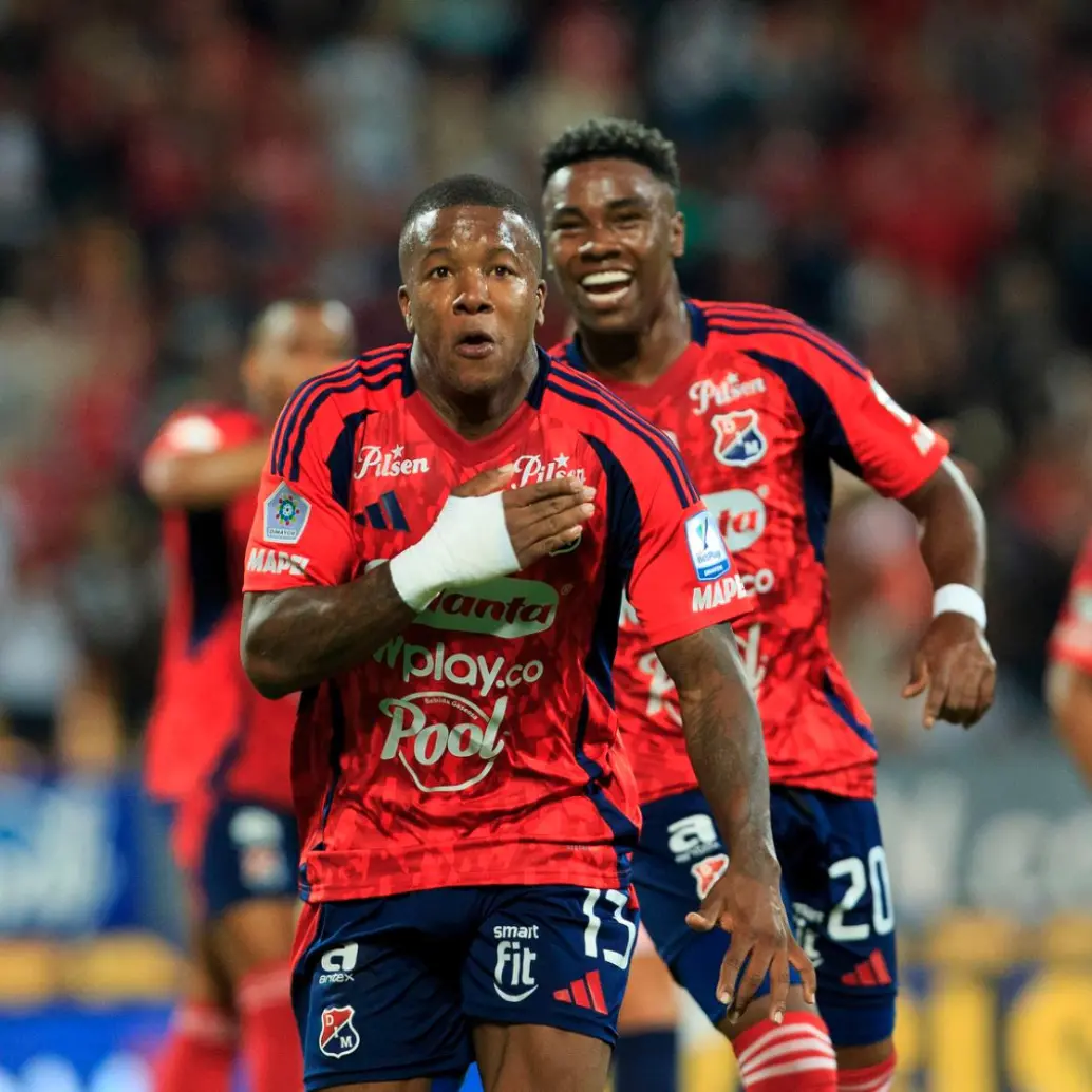 Francisco Chaverra (adelante) y John Montaño (atrás), dos de los hombres que vienen de ser protagonistas del DIM ante Junior. FOTO EL COLOMBIANO