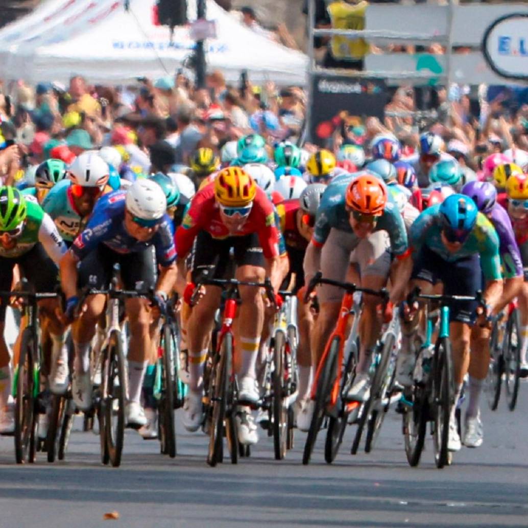 Fernando Gaviria (izquierda) quedó encerrado y contra las vallas y no logró terminar el sprint como quería en la etapa 7 del Tour, pero terminó con buenas sensaciones. FOTO: X-CAJA RURAL 