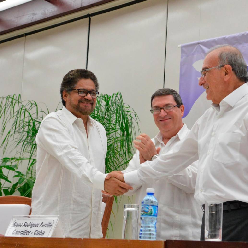 “Iván Márquez” y Humberto de la Calle (derecha) fueron los jefes negociadores de sus respectivas delegaciones durante las conversaciones en Cuba, en el gobierno de Juan Manuel Santos. FOTO: COLPRENSA..