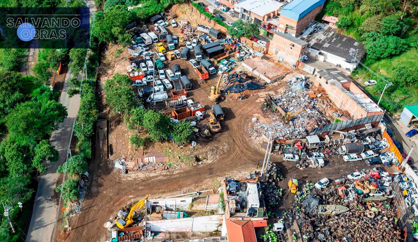 Hernán cuenta que para que este proyecto se convierta en un polo de desarrollo turístico del Área Metropolitana, aún hay desafíos: la socialización y acuerdos con la comunidad aledaña, la recuperación de espacios invadidos, la ampliación de la vía Machado y la reubicación de los lugares destinados a reciclaje de materia industrial y chatarra. En la foto, un basurero de chatarra al frente del parque.