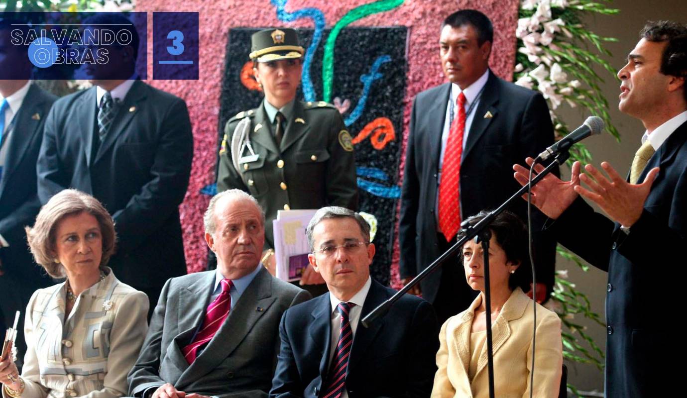 Los retrasos en la obra llegaron debido a la falta de acuerdos entre la comunidad y los contratistas del proyecto, lo que se tradujo en el aplazamiento de su fecha de entrega. Sin embargo, la visita de los reyes de España para conocer el proyecto generó presiones de toda índole, lo que llevó a su construcción acelerada, en medio de condiciones climáticas desfavorables. Esto dio como resultado una infraestructura deficiente. En la foto, la inauguración de la biblioteca el 24 de marzo de 2007, en presencia de los reyes de España.