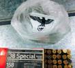 Así eran las calcomanías que usaba la banda para pegar en los establecimientos comerciales de sus víctimas de extorsión. FOTO.: AFP.