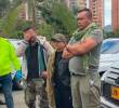 Alias “Calarcá” y “Érika Castro” al momento de su captura en julio de 2024, en medio de la caravana de la UNP. Con el rostro cubierto está “Leo”, jefe del frente 36, quien sí quedó en la cárcel. <b><span class=mln_uppercase_mln> </span></b>FOTO<b><span class=mln_uppercase_mln> cortesía ejército</span></b>