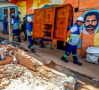 Funcionarios de la Alcaldía de Medellín ayudaron a sacar las pertenencias de los habitantes, a bodegas o casas donde se albergaron. Foto: Julio César Herrera.