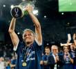 Luis Enrique levantando la Supercopa de Europa en Salzburgo, Austria. Es la tercera ocasión en que el español logra el título, tras las ediciones de 2015 (FC Barcelona) y 2025 (Paris Saint-Germain). FOTO <b>GETTY </b>