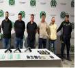 Jhon Edinson Chala Torrejano, alias ‘Víctor Chalá’, presunto responsable del asesinato del periodista Mateo Pérez Rueda en Briceño, fue capturado en el peaje de Flandes, Tolima, junto a cinco personas más. FOTO: MinDefensa.