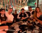 Shakira junto a Lewis Hamilton y varios de sus amigos en una cena en Barcelona. FOTO: TOMADA DE INSTAGRAM @f1_behindthescenes
