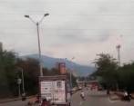El animal corría por plena autopista y al cambiar de calzada arrolla al motociclista. IMAGEN CAPTADA DE VIDEO DENUNCIAS ANTIOQUIA