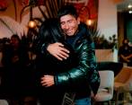 Nairo Quintana abraza a su prometida Yeimy Paola después de que le diera el sí. FOTO: REDES SOCIALES (@Nairoquincoficial).