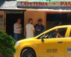 En la entrada de la panadería y cafetería La Charlot se estarían cometiendo direccionamiento de electores y posible compra de votos. FOTO: EL COLOMBIANO. 