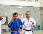 Alejandro (13 años), junto a su entrenador David Jaramillo, en uno de los entrenamientos en el Coliseo de Combate. FOTOs Camilo Suárez