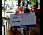 Propaganda electoral entregada a las afueras de un puesto de votación en Apartadó. FOTO CORTESÍA. 