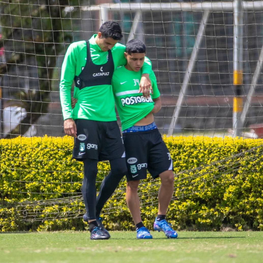 En 2022, cuando debutó con Nacional, Gio Moreno fue de los que más se acercó a Kevin Parra para darle consejos. FOTO JUAN ANTONIO SÁNCHEZ