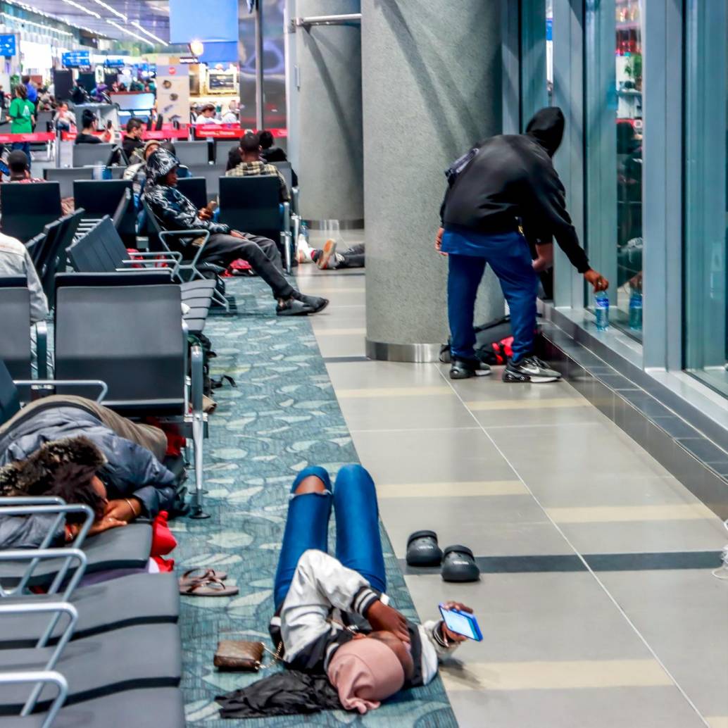Según las autoridades migratorias, cada día realizan su tránsito en Colombia alrededor de 200 personas provenientes de África, que por lo general no duran más de 24 horas en el aeropuerto. <b><span class="mln_uppercase_mln"> </span></b>FOTO<b><span class="mln_uppercase_mln"> Migración</span></b>