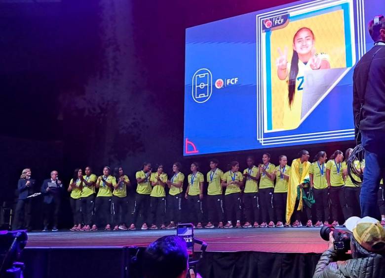 La Selección Colombia sub-17 femenina recibió un reconocimiento por parte de los patrocinadores y los aficionados que llegaron al Movistar Arena para celebrar juntos el subtítulo del Mundial. FOTO: CORTESÍA MOVISTAR