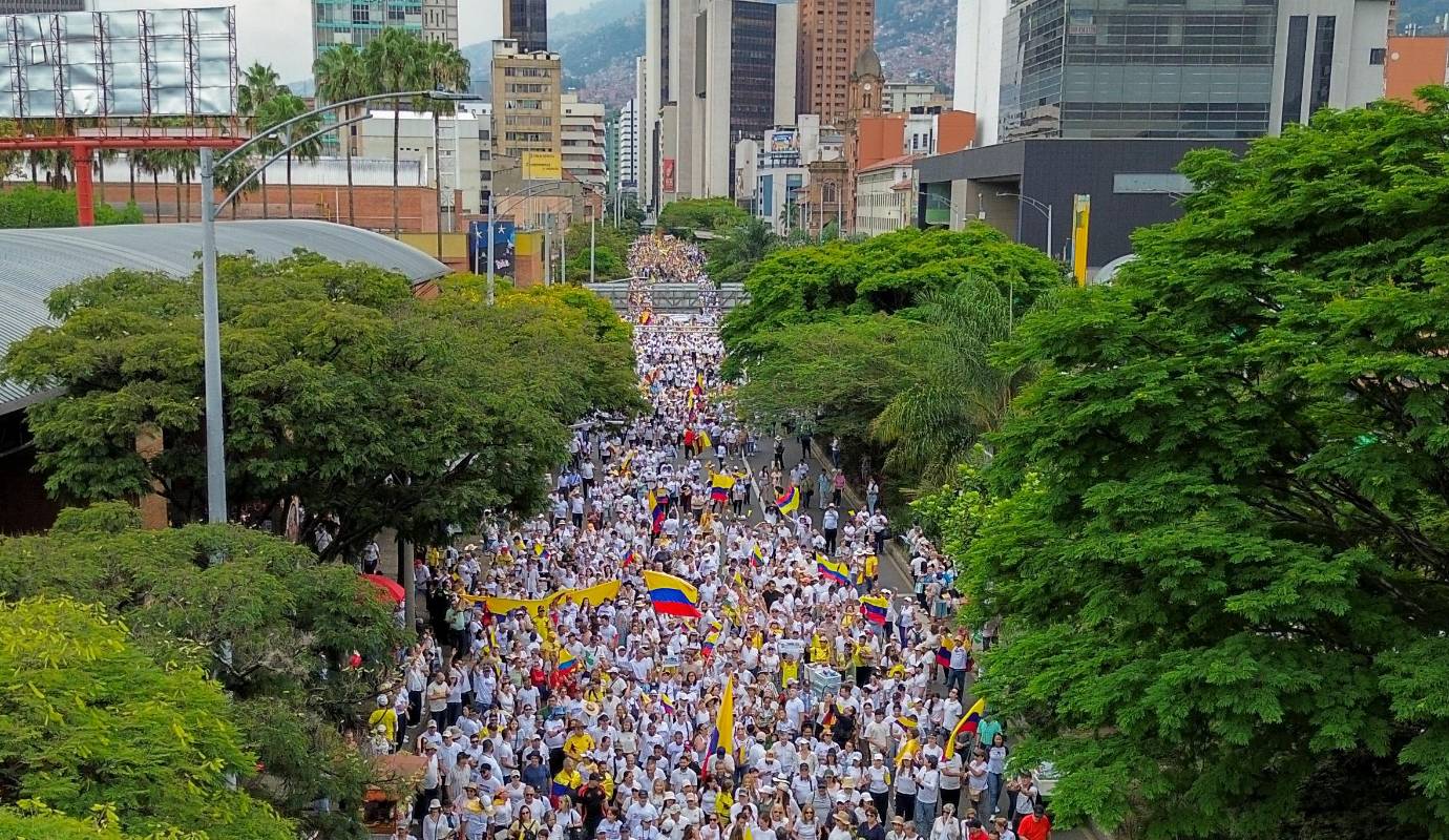En una jornada marcada por un fuerte sentimiento de respaldo político, el centro de Medellín fue escenario de una masiva marcha de apoyo al expresidente Álvaro Uribe Vélez. Foto: Camilo Suárez Echeverry