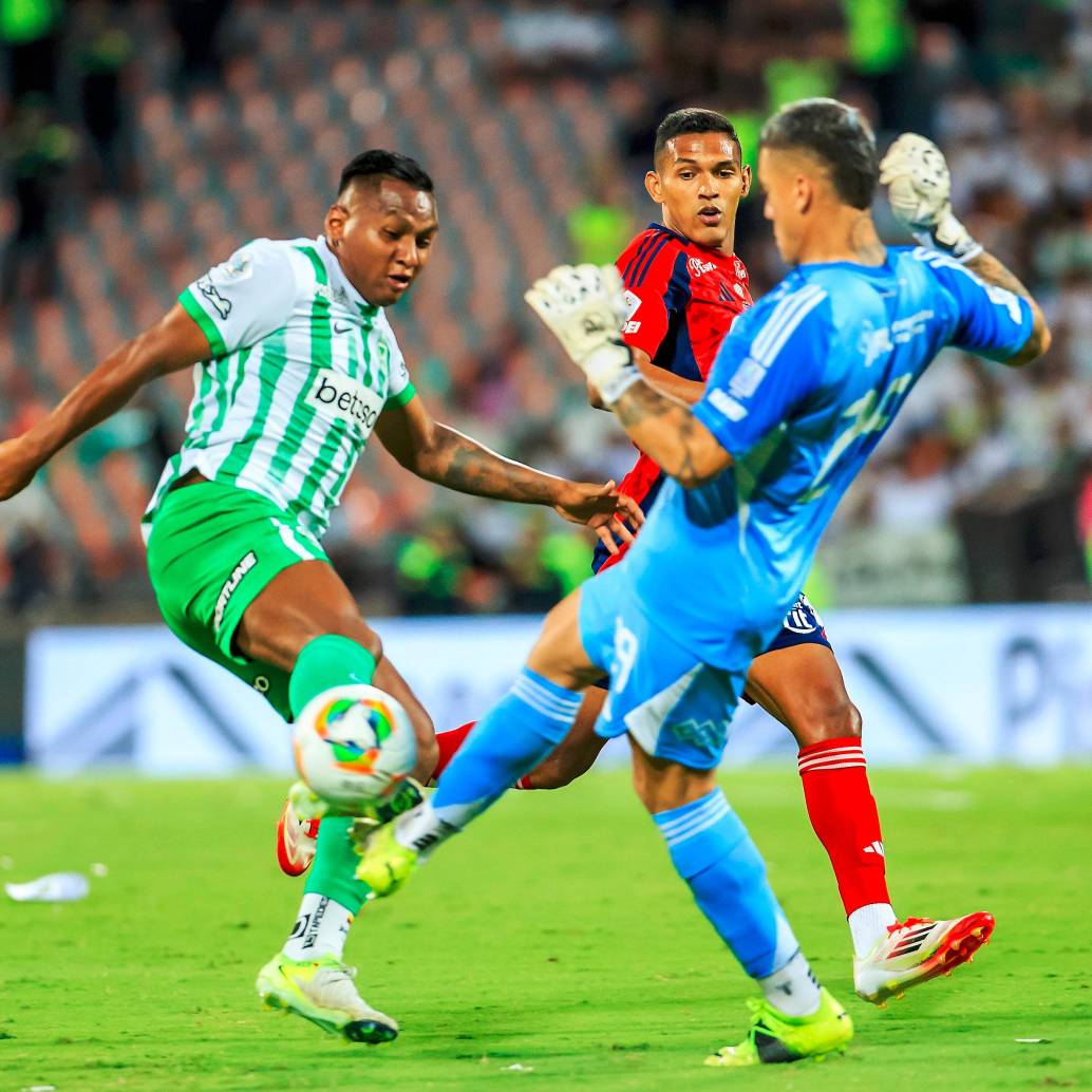 En la imagen aparecen Alfredo Morelos y el portero del DIM, Washington Aguerre, quienes tendrán su duelo en los clásicos de la final. FOTO CAMILO SUÁREZ