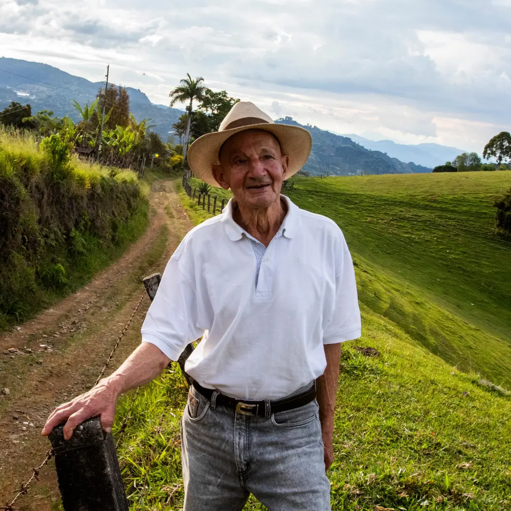 Porfirio Garcés en las montañas del corregimiento de Palocabildo, epicentro del proyecto minero y de las protestas, a unos 11 kilómetros del parque de Jericó. FOTO JULIO CÉSAR HERRERA