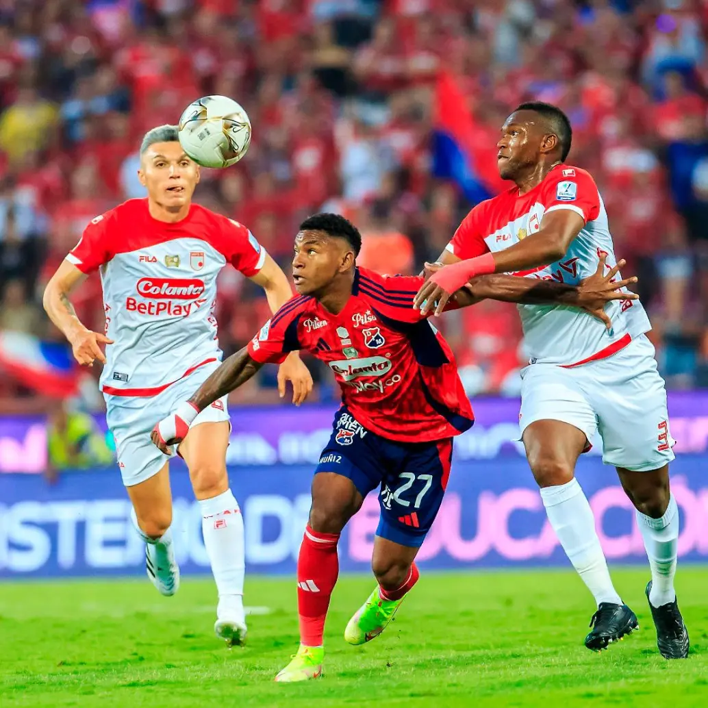 La final entre Santa Fe y Medellín fue cerrada y pareja. El Poderoso pagó caro sus errores defensivos. FOTO CAMILO SUÁREZ