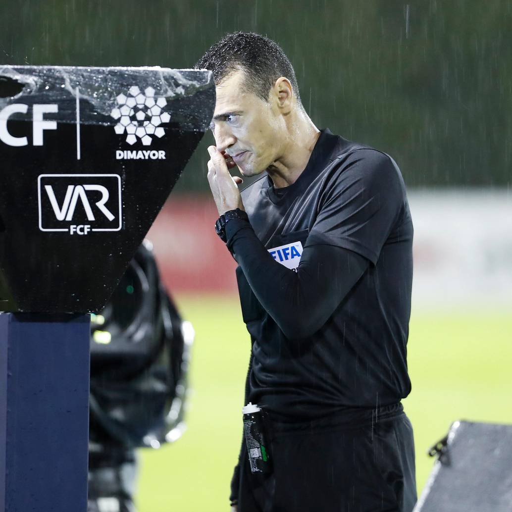 El FVS busca mejorar el rendimiento de revisión de jugadas sin perder tanto tiempo de juego. Foto: Manuel Saldarriaga.