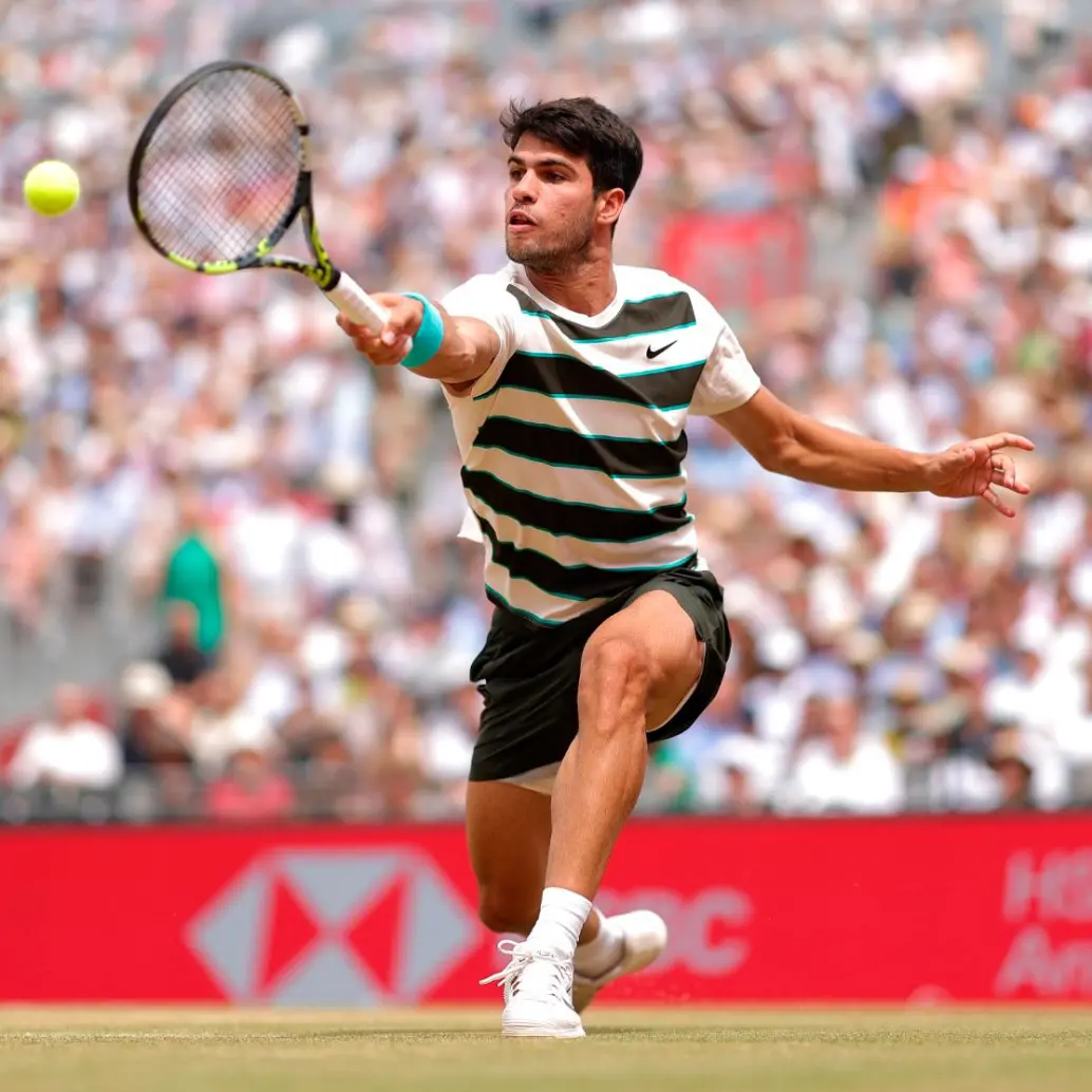 Carlos Alcaraz defenderá el título en Wimbledon, tercer Grand Slam de la temporada luego del Abierto de Australia y Roland Garros. FOTO<b><span class="mln_uppercase_mln"> GETTY</span></b>
